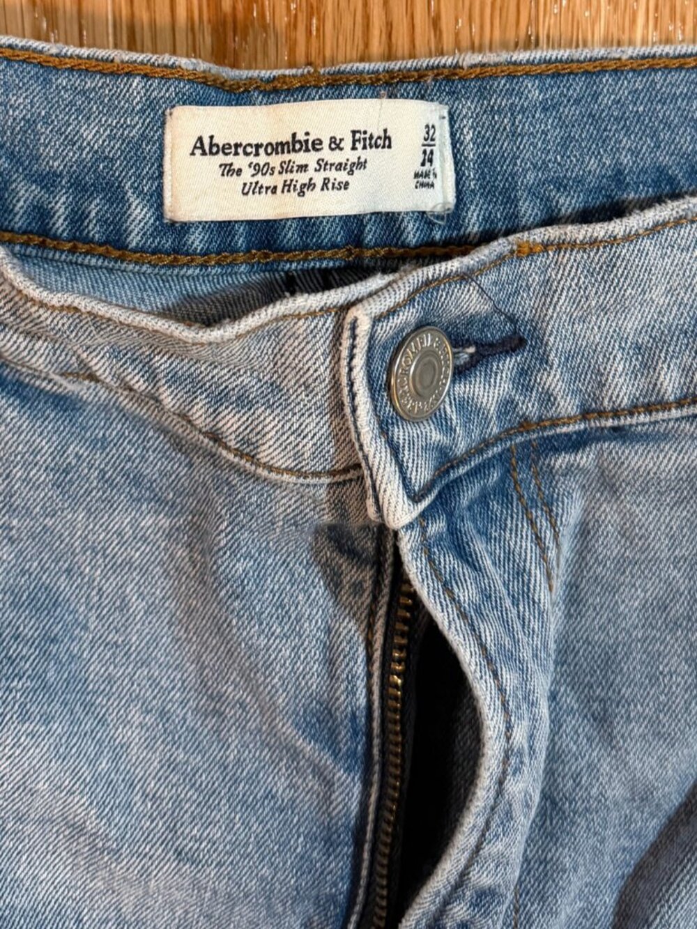 Abercrombie & Fitch - The 90s Slim Straight Ultra High Rise Jeans